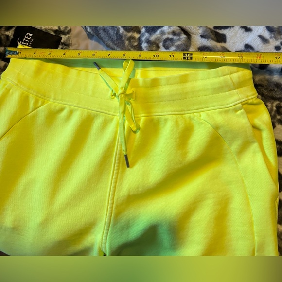 Lululemon Athletica Cropped Yellow Scuba Joggers - Picture 4 of 5